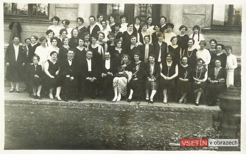 Skupinová fotka pěveckého spolku Snaha před Dolní školou