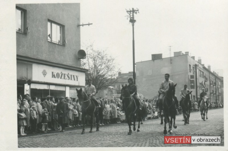 Prvomájový průvod na Smetanově ulici - jezdecký oddíl