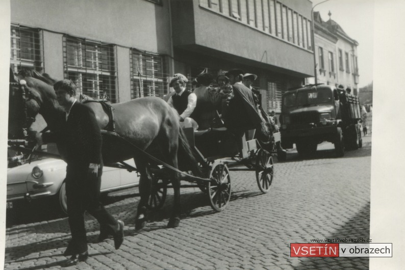 Alegorický průvod na Mostecké ulici před hlavní poštou