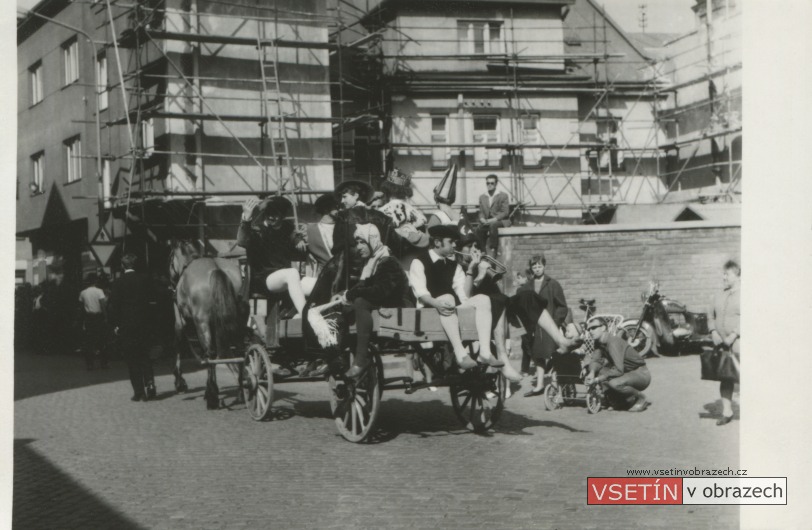 Alegorický průvod na Mostecké ulici před hlavní poštou