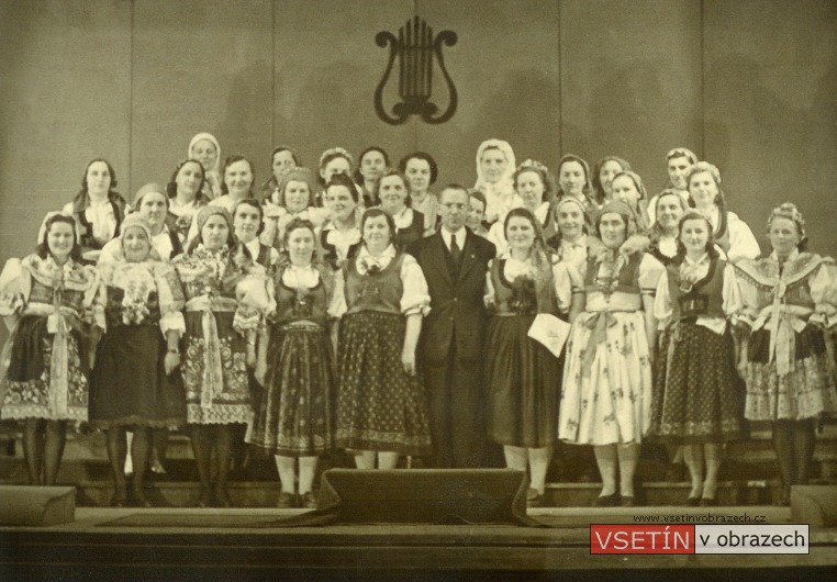 Ženský pěvecký sbor Lumír pod vedením R. Drlíka v Divadle Z