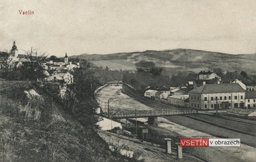 Celkový pohled na Bečvu rozdělující Vsetín na Horní a Dolní město (verze bez komínu)