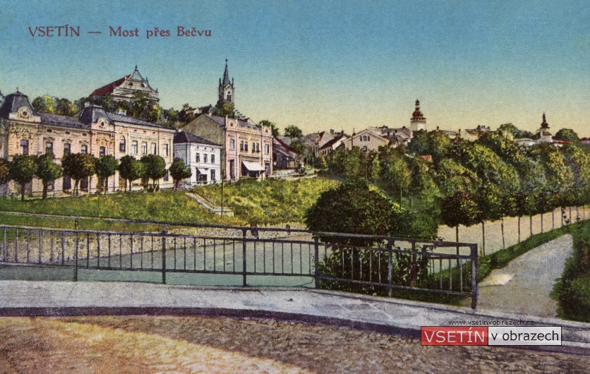 Pohled na Horní město z mostu přes Bečvu