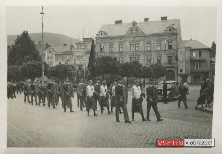 Průvod Dělnické tělocvičné jednoty na Dolním náměstí