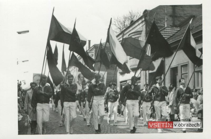 První máj 1965 - průvod na Svárově - čelo průvodu - vlajkonoši