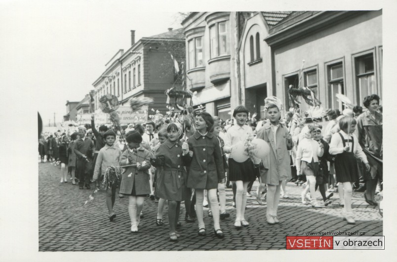 První máj 1965 - průvod na Svárově - žáci vsetínských škol