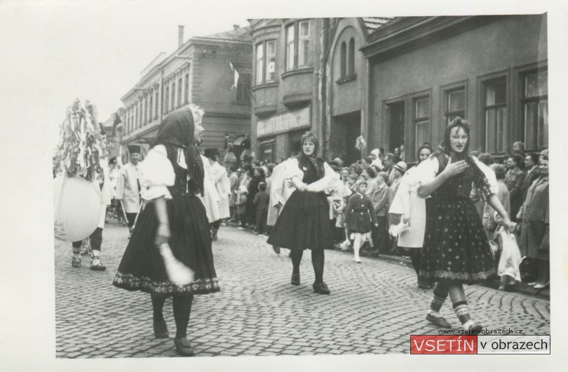 První máj 1965 - průvod na Svárově - národopisné soubory