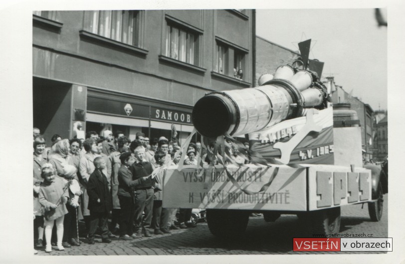 První máj 1965 - průvod na Svárově - Střední průmyslová škola