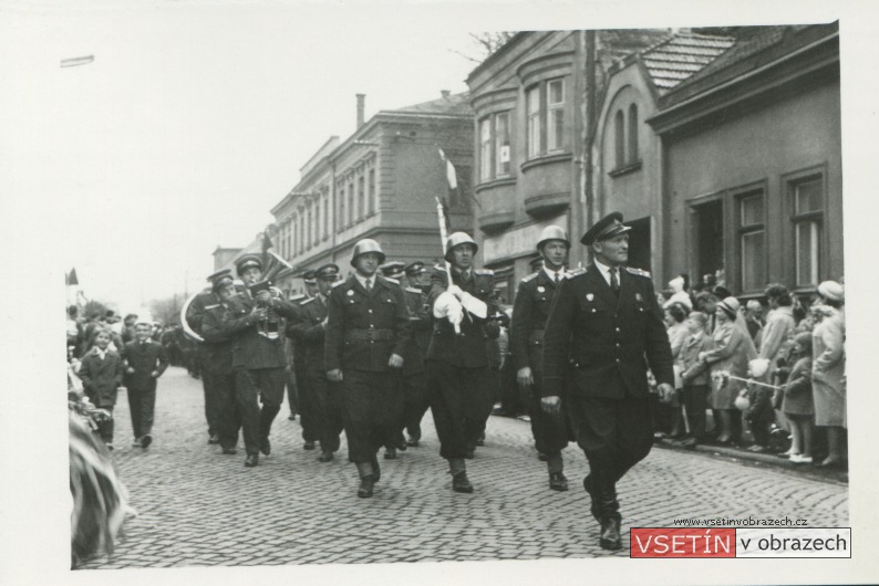 První máj 1965 - průvod na Svárově - svaz požární ochrany