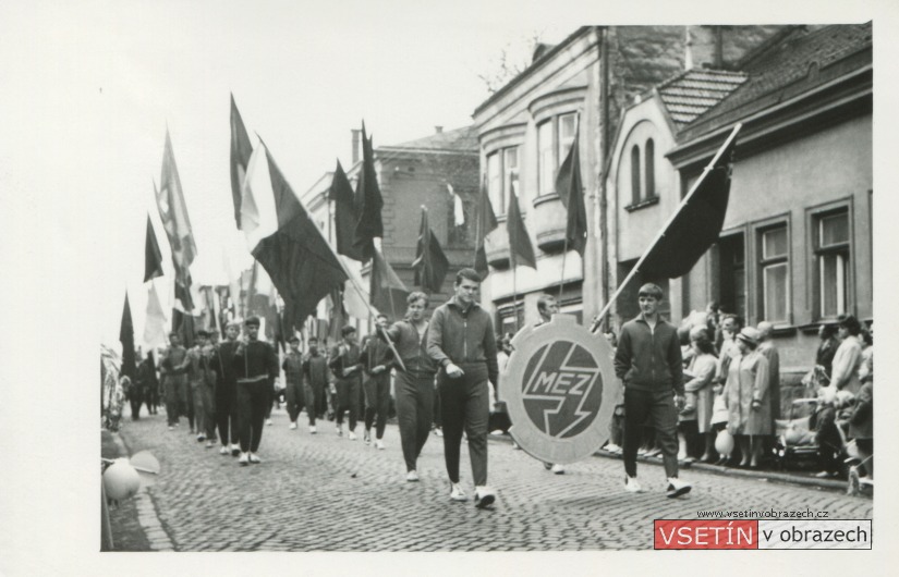 První máj 1965 - průvod na Svárově - MEZ Vsetín - závod silnoproudé elektrotechniky