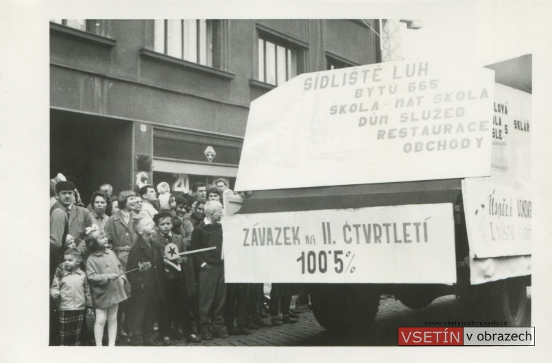 První máj 1965 - průvod na Svárově - Pozemní stavby Vsetín