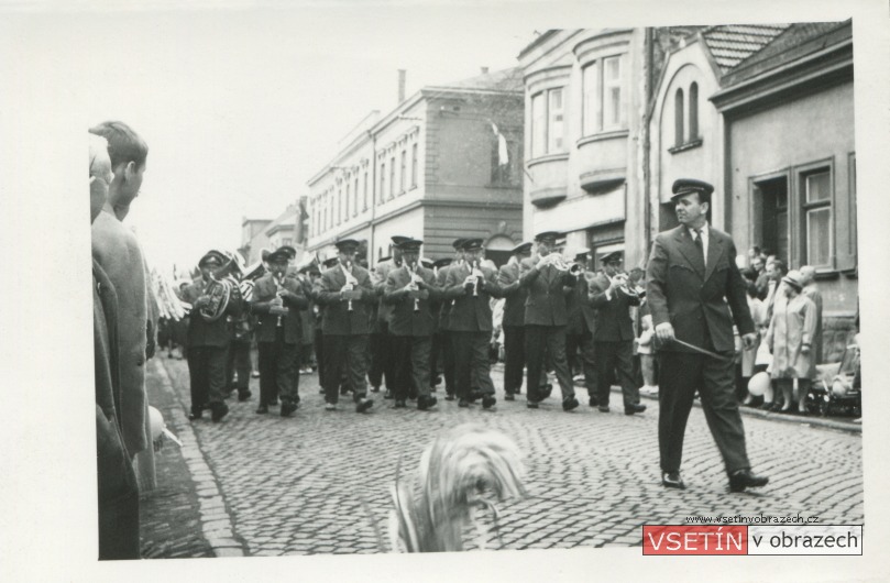 První máj 1965 - průvod na Svárově - dechová hudba Zbrojovky Vsetín