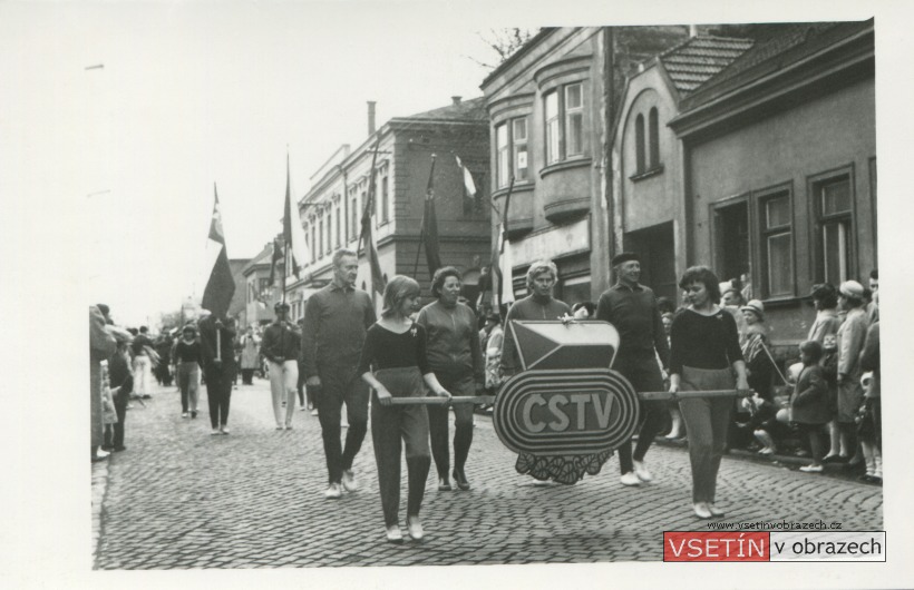 První máj 1965 - průvod na Svárově - Československý svaz tělesné výchovy a sportu
