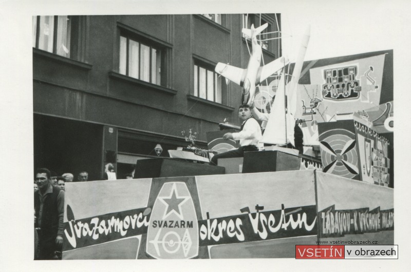 První máj 1965 - průvod na Svárově - Svazarm - modeláři