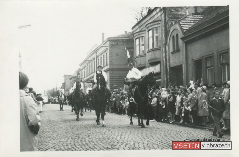 První máj 1965 - průvod na Svárově - jezdecký oddíl