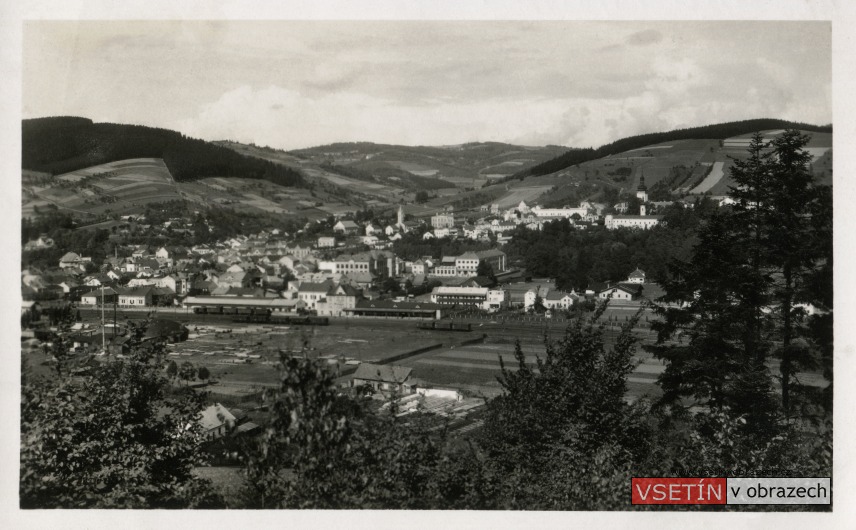 Celkový pohled z Bečevné na Vsetín a vlakové nádraží