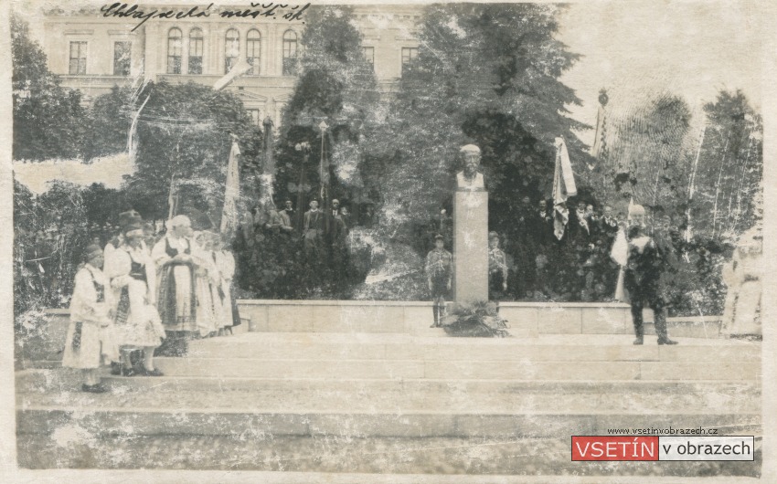 Odhalení pomníku T. G. Masaryka před Chlapeckou měšťanskou školou 23. 5. 1926