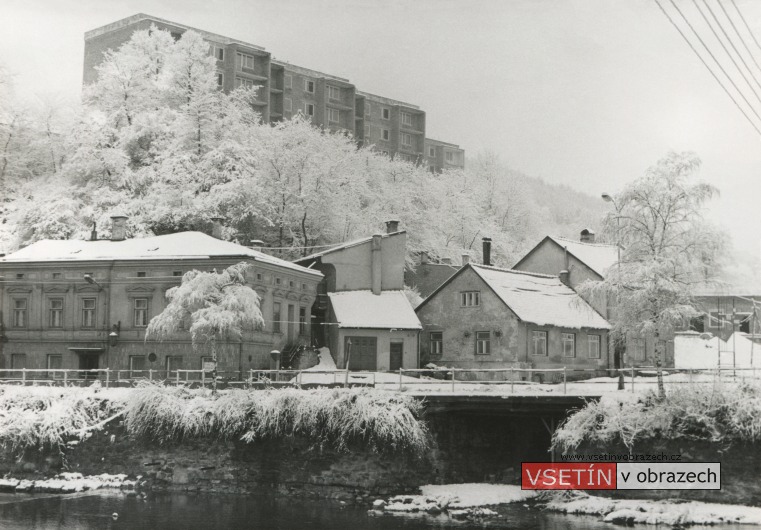 Ulice Pod Zakopaniců, v pozadí výstavba sídliště Hrbová