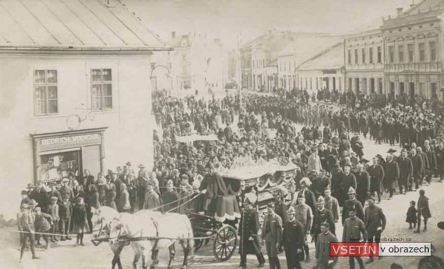 Pohřeb Michala Urbánka na Dolním náměstí 28. 3. 1923