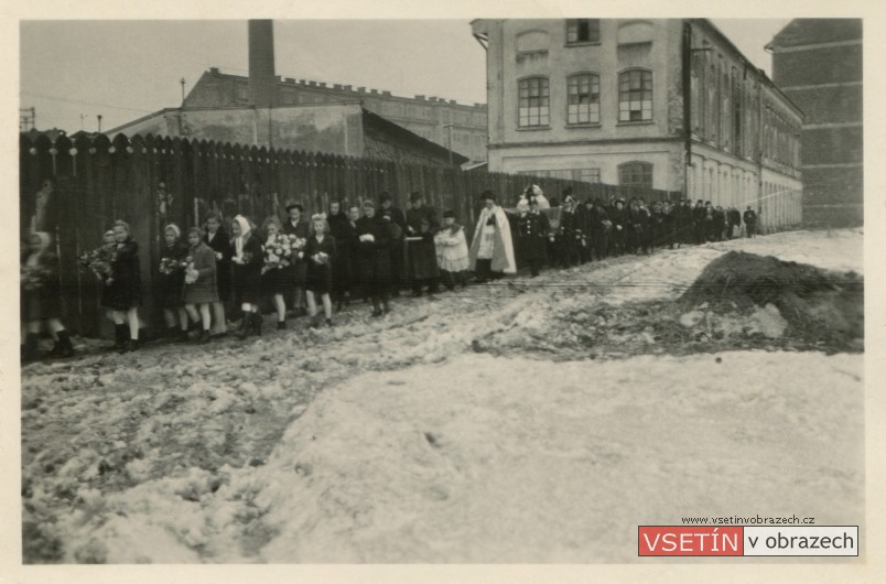 Pohřební průvod na Trávníkách za Thonetovou továrnou