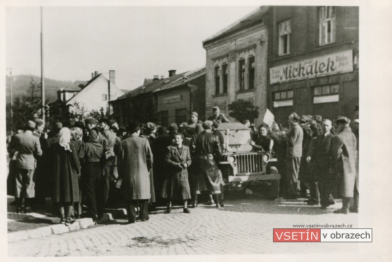 Osvobození Vsetína 4. května - křižovatka ulice Smetanova a Svárov