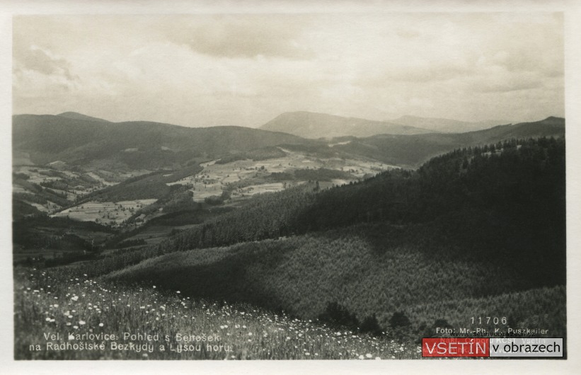 Velké Karlovice: Pohled s Benešek na Radhošťské Bezkydy a Lysou horu