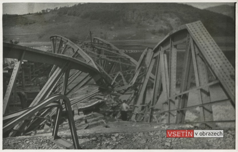 Němci zničený silniční most přes řeku Bečvu v Ústí u Vsetína 4. 5. 1945 (foto 31. 5.)