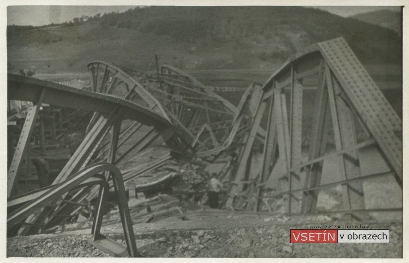 Němci zničený silniční most přes řeku Bečvu v Ústí u Vsetína (foto 10. 5. 1945)