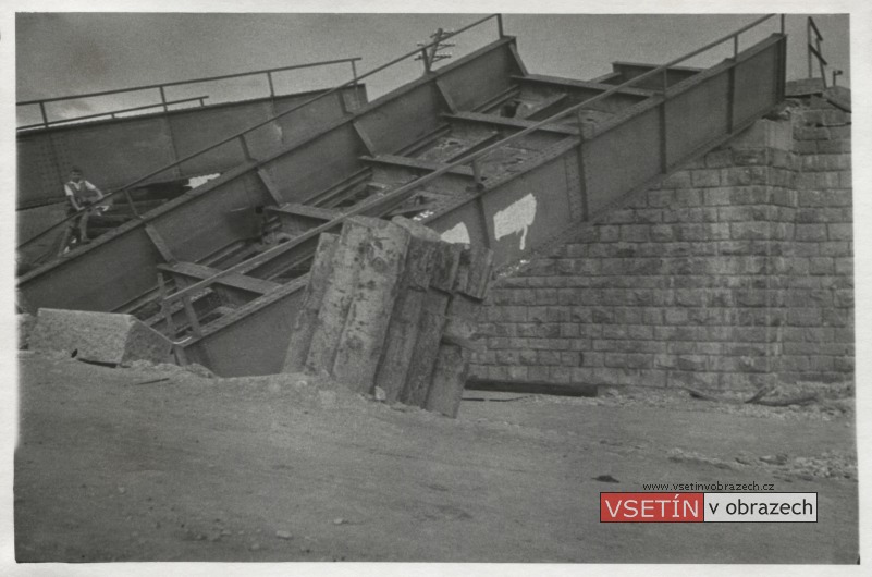 Němci zničený železniční most nad cestou v Ústí u Vsetína 4. 5. 1945 (foto 31. 5.)