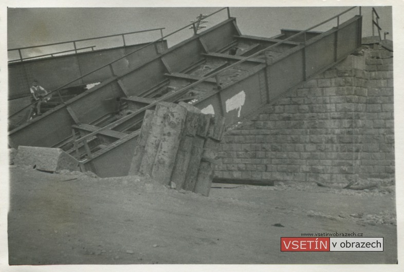 Němci zničený železniční most nad cestou v Ústí u Vsetína (foto 31. 5. 1945)