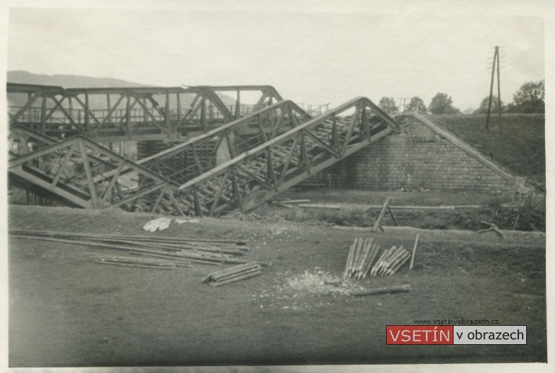 Němci zničený železniční most nad potokem Senica v Ústí u Vsetína 5. 5. 1945 (foto 31. 5.)