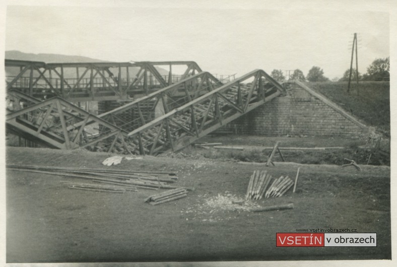 Němci zničený železniční most nad potokem Senica v Ústí u Vsetína (foto 31. 5. 1945)