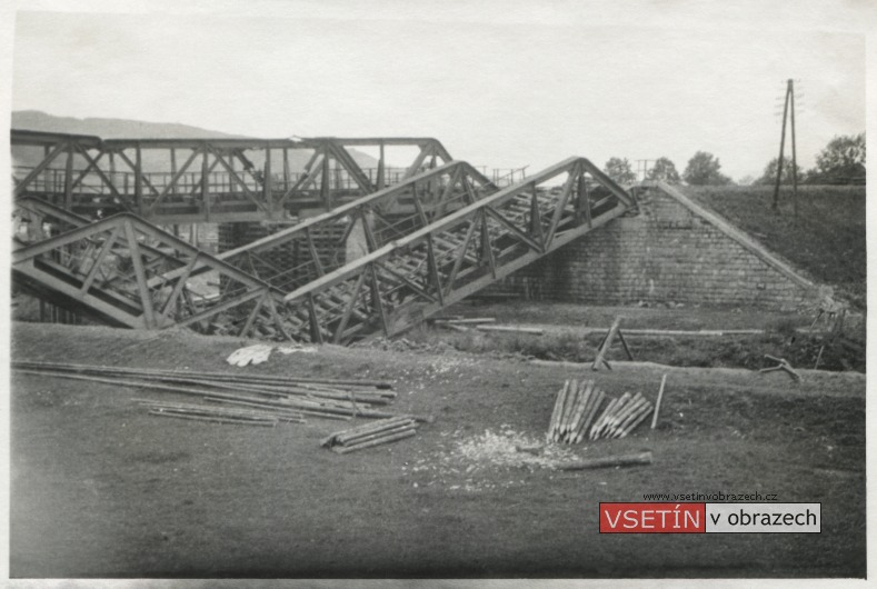 Němci zničený železniční most nad řekou Senice v Ústí u Vsetína 5. 5. 1945 (foto 31. 5.)