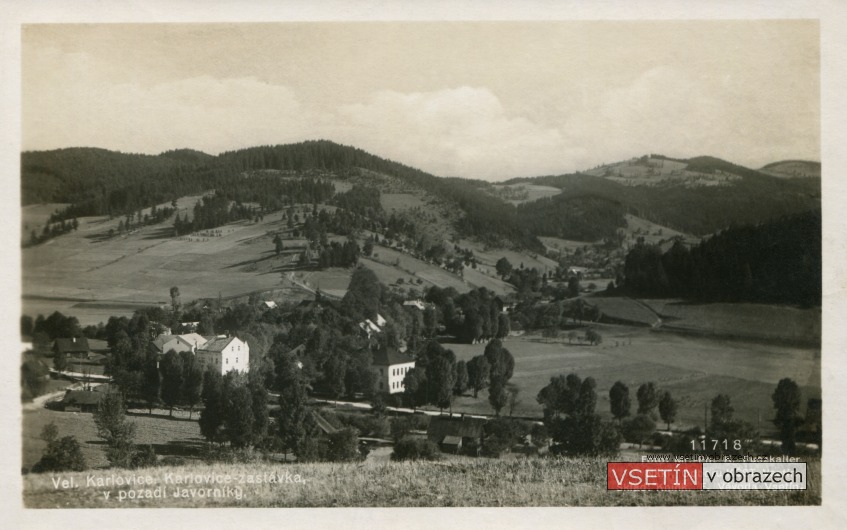 Velké Karlovice: Karlovice - zastávka, v pozadí Javorníky