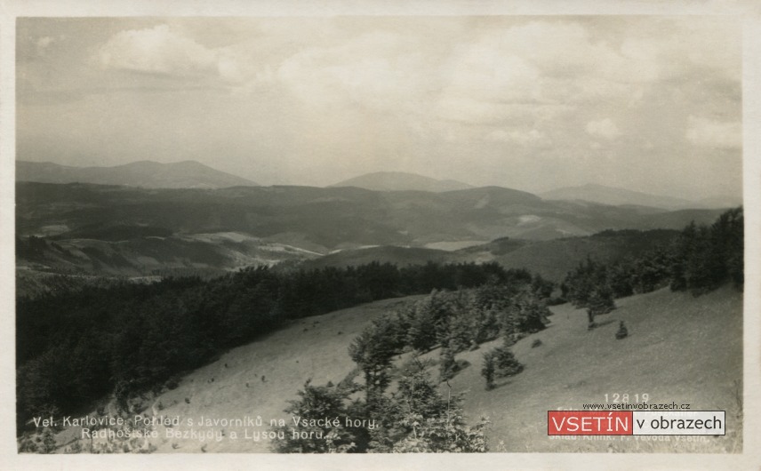 Velké Karlovice: Pohled s Javorníků na Vsacké hory, Radhošťské Bezkydy a Lysou horu