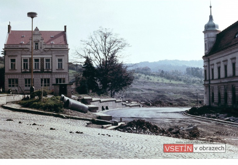 Pohled od zámku na výstavbu sídliště Sychrov
