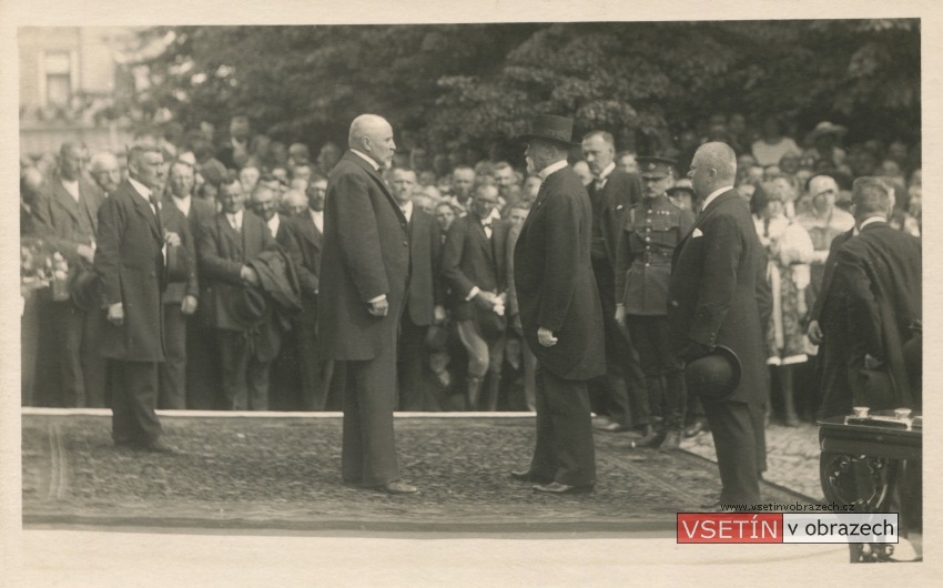 Přivítání T. G. Masaryka starostou Josefem Bubelou na Horním náměstí