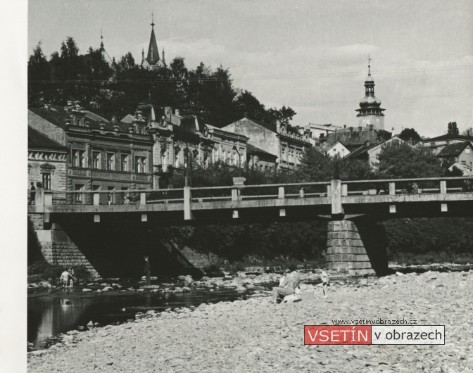 Pohled od Bečvy na most a Horní město