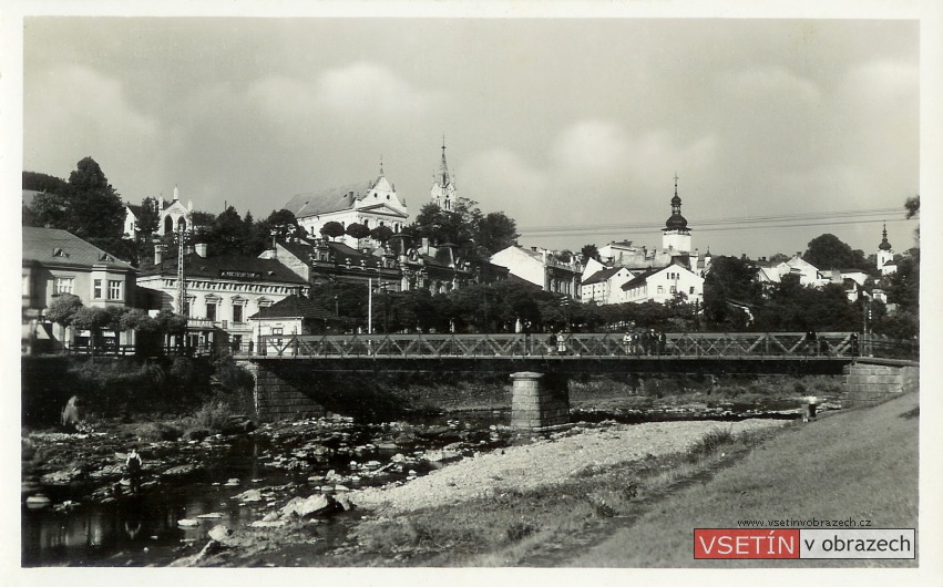 Horní město se železným mostem a mýtnicí v popředí