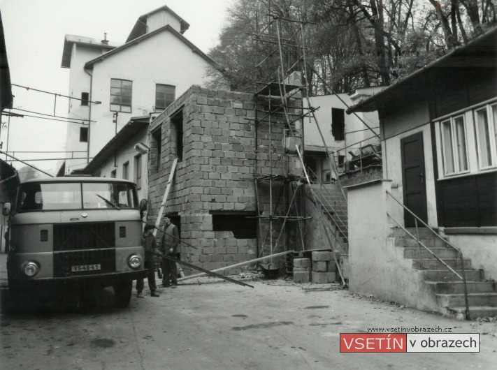 Pohled do dvora pivovaru na probíhající rekonstrukci lahvovny