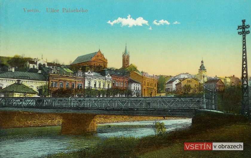 Železný most s mýtnicí, Palackého ulice a Horní město se zámkem
