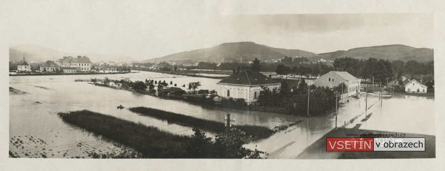 Ohrada při povodni v červenci 1919 (širokoúhlá pohlednice)