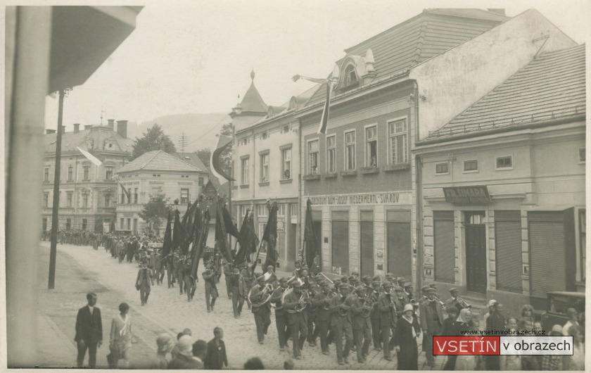 Sokolské slavnosti ve Vsetíně - průvod na Svárově