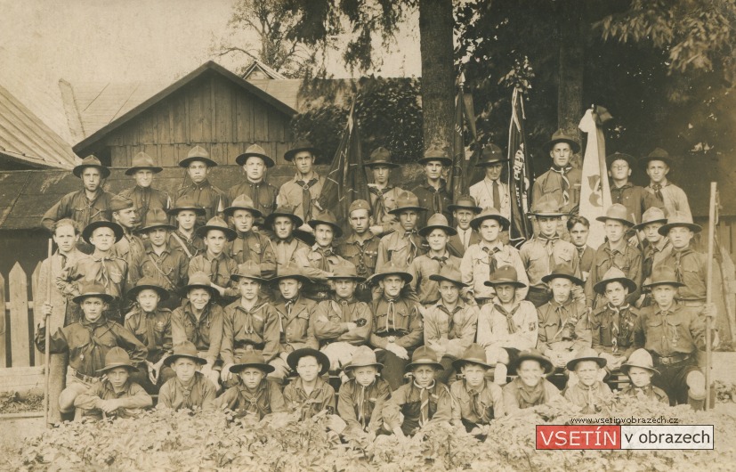 Členové skautských organizací v den příjezdu T. G. Masaryka na Vsetín, před klubovnou v Rokytnici, který byla ve dvoře stolaře pana Seidla