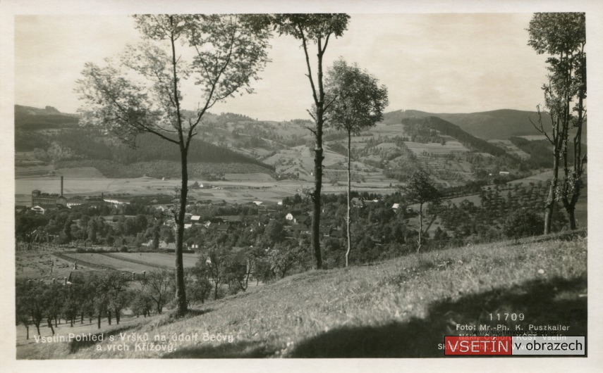 Vsetín: Pohled s Vršků na údolí Bečvy a vrch Křížový