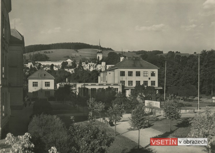 Náměstí Osvobození s budovou gymnázia