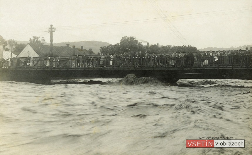 Železný most přes Bečvu na Dolním městě při povodni v červenci 1919