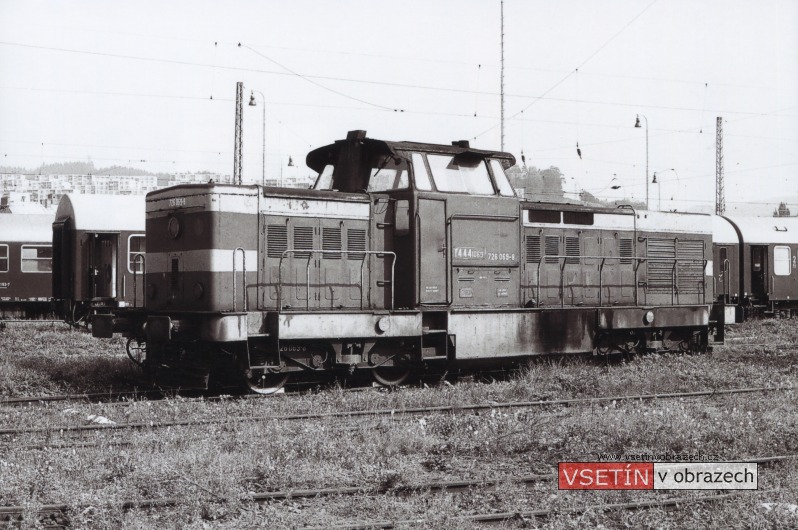 Motorová lokomotiva T444 na nádraží ve Vsetíně dne 25. září 1994