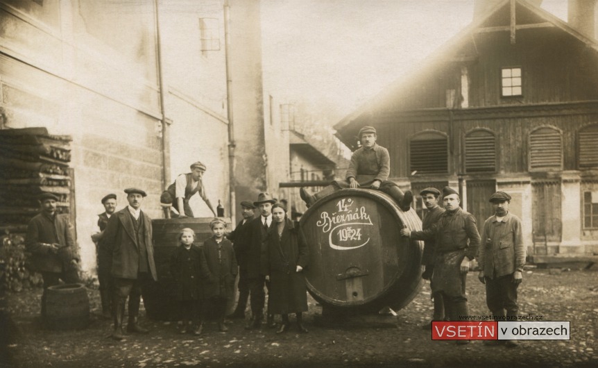 Skupinová fotka zaměstnanců vsetínského pivovaru se čtrnáctistupňovým pivem Březňák