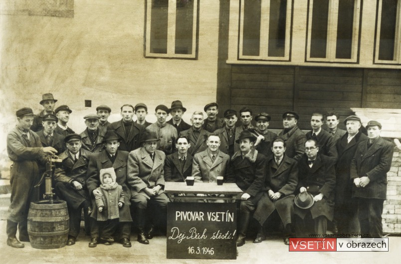 Skupinová fotka zaměstnanců vsetínského pivovaru
